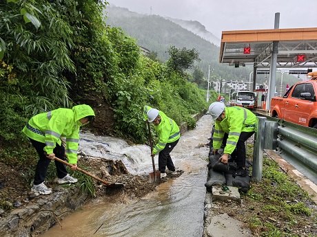 疏通排水渠.jpg